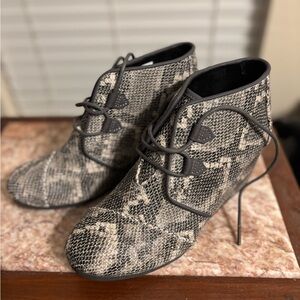 Toms Snakeskin Patterned Women's wedge Ankle Boots size 9